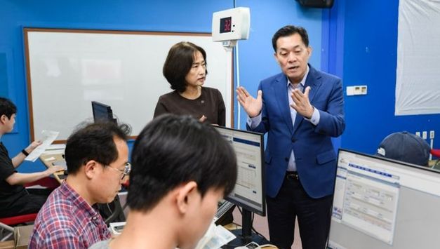 이재준 수원시장, 민생회복 소비쿠폰 신청 첫 날 발급기관 찾아 현장 점검