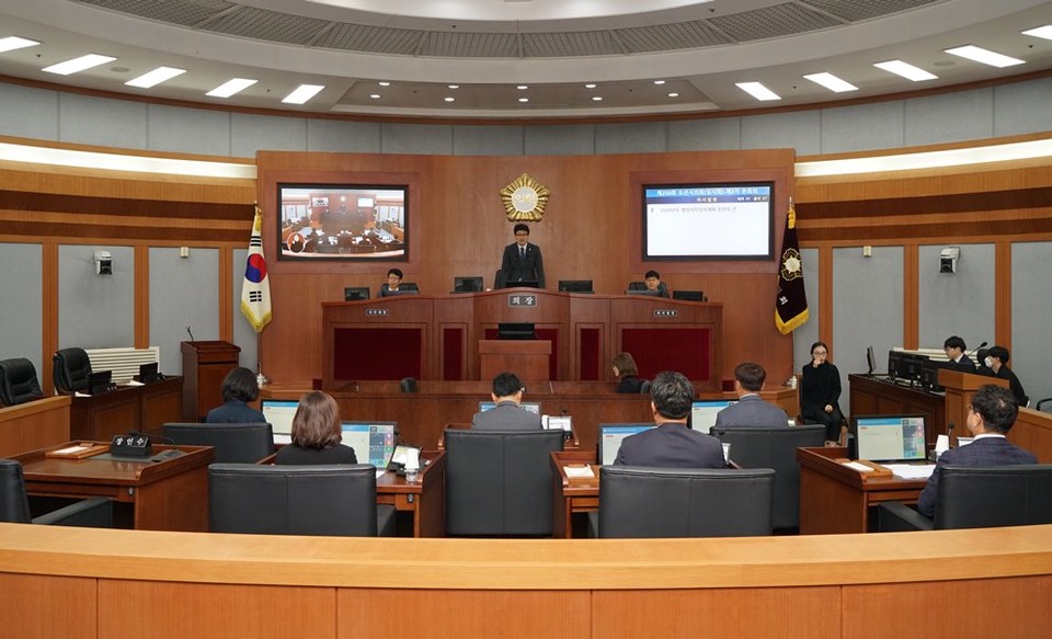 24일 장인수 오산시의회 의장이 ‘제250회 임시회 산회를 선언하고 있다./제공=오산시의회 ▲ 24일 장인수 오산시의회 의장이 ‘제250회 임시회 산회를 선언하고 있다./제공=오산시의회