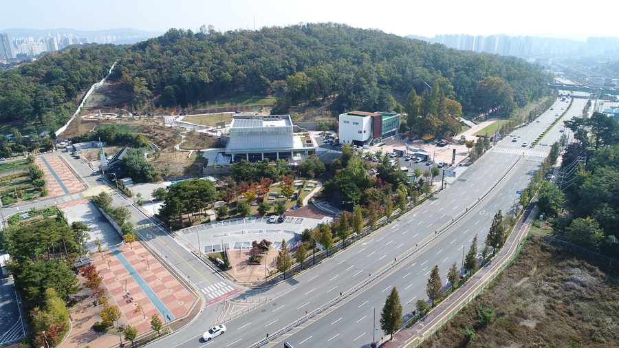 1번국도변 자리잡은 '죽미령평화공원 전경' 1번국도변 자리잡은 '죽미령평화공원 전경'