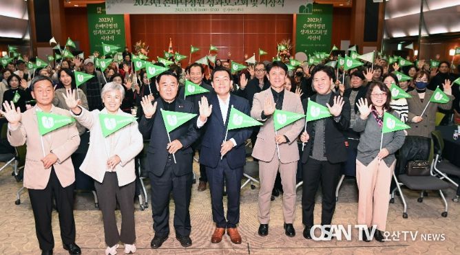 이재준 수원시장(오른쪽 4번째부터), 수원시의회 이재식 부의장 등 참석자들이 기념촬영을 하고 있다.