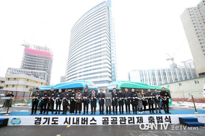 10일 오전 도청 임시 버스주차장에서 김동연 경기도지사, 염종현 경기도의회 의장, 경기도시장군수협의회 부회장, 경기도버스운송사업조합이사장, 노동조합협의회 의장, 노동조합원 등이 기념촬영을 하고 있다.