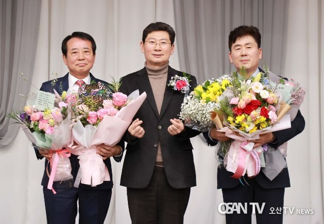 이상일 용인특례시장(가운데)이 7일 제8,9대 통리장연합회장 이취임식에서 이인열(좌) 전임회장과 이재혁(우) 신임회장과 함께 기념촬영을 하고 있다.