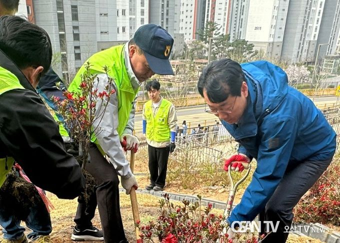 화성시자원봉사센터, 농협화성시지부와 함께 왕배산공원에 봄꽃 식재