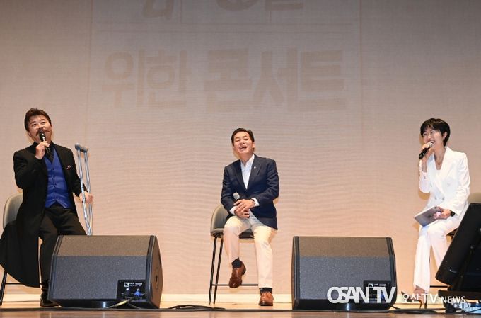 이재준 시장이 콘서트에 출연한 성악가 김동규(왼쪽)씨와 이야기를 나누고 있다.