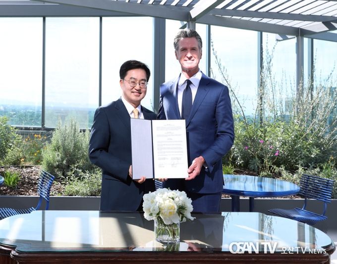 현지시간 6일 오후 캘리포니아 천연자원청에서 열린 캘리포니아 주지사 면담에서 김동연 경기도지사, 개빈 뉴섬 (Gavin Newsom) 캘리포니아 주지사가 협약서에 서명 후 기념촬영을 하고 있다.