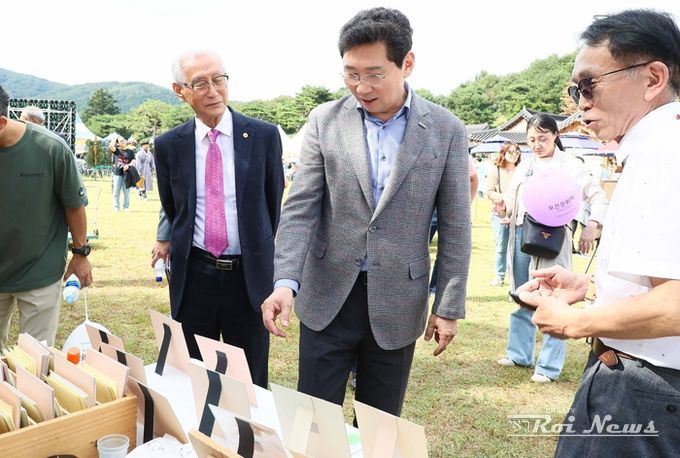 이상일 용인특례시장이 5일 포은 정몽주 묘역에서 열린 '제20회 포은문화제' 현장을 방문해 행사 관계자들과 의견을 나누고 있다.