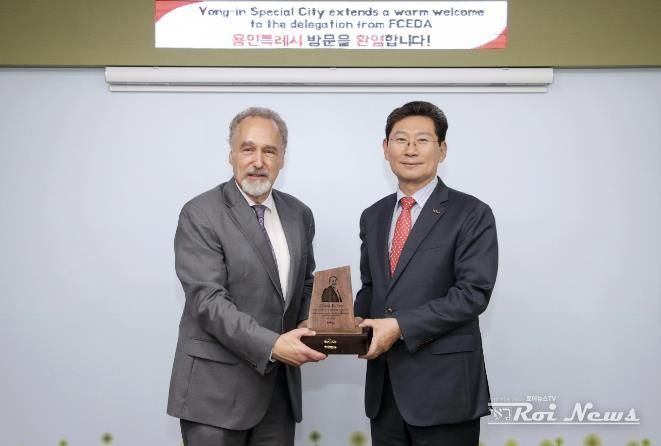 이상일 용인특례시장이 17일 시청 시장실에서 데이비드 켈리 페어팩스카운티 경제개발청 부청장에게 방문기념패를 전달했다.