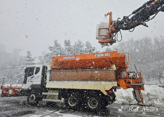 용인특례시가 도로 제설을 위해 제설차량에 제설제를 싣고 있다