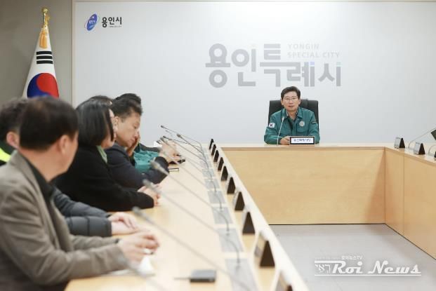 이상일 용인특례시장이 4일 새벽 대통령의 비상계엄 해제 담화 직후 간부회의를 열어 시 공직자들에게 제 자리를 지키면서 맡은 책임을 다할 것을 주문했다.