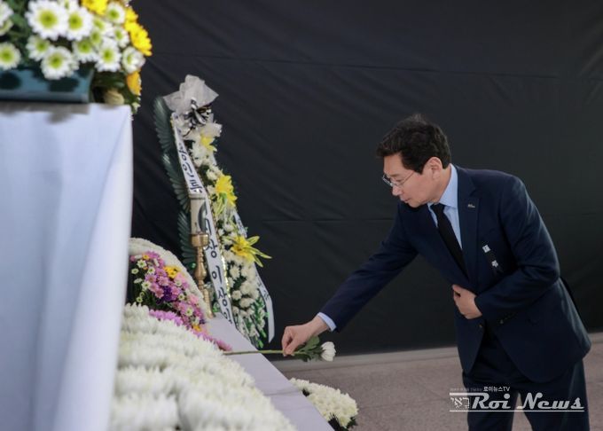 31일 이상일 용인특례시장이 분향소를 찾아 조문하고 있다