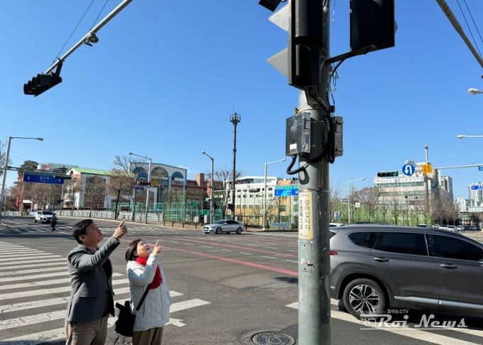 이택수 도의원, 지역구 음성안내 신호등 보조장치 점검