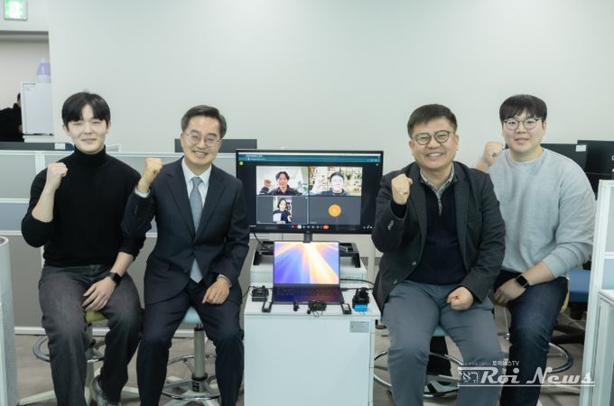 7일 오전 김동연 경기도지사가 (주)브레인벤쳐스를 방문하여 현장 직원 및 재택근무 중인 직원들과 기념촬영을 하고 있다.