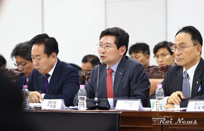 2024년 12월 12일 이상일 용인특례시장이 국토교통부 세종청사 대회의실서 열린 '제7차 국가산단 범정부 추진지원단 회의'에서 '용인 첨단시스템반도체 국가산업단지' 성공을 위한 의견을 제안하고 있다