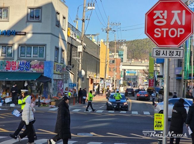 용인특례시와 용인동부경찰서의 일시정지 교통문화 조성 합동캠페인 모습