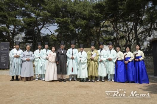 제례 봉행 후 참여자들이 정약용 선생 묘 앞에서 기념 촬영을 하고 있다