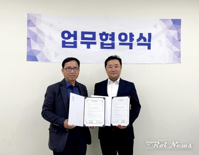 왼쪽부터 김성영 센터장, 유성렬 점장