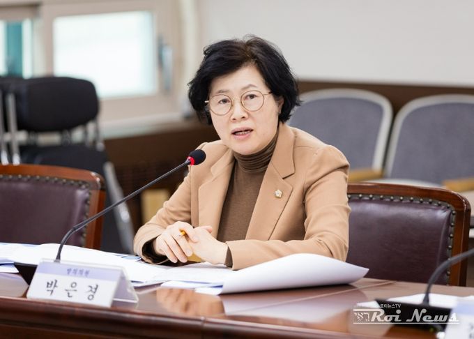 박은경 의원이 지난달 26일 제2상임위원실에서 열린 제296회 임시회 기획행정위원회에서 ‘안산시 이동노동자 권인 보호를 위한 지원 조례안’에 대해 설명하고 있다.