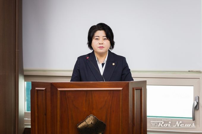 ‘안산시 소규모 노후주택 집수리 지원에 관한 조례안’을 대표 발의한 김진숙 의원이 지난 3월 26일 의회 제3상임위원실에서 열린 제296회 임시회 도시환경위원회에서 조례안에 대해 설명하고 있다.