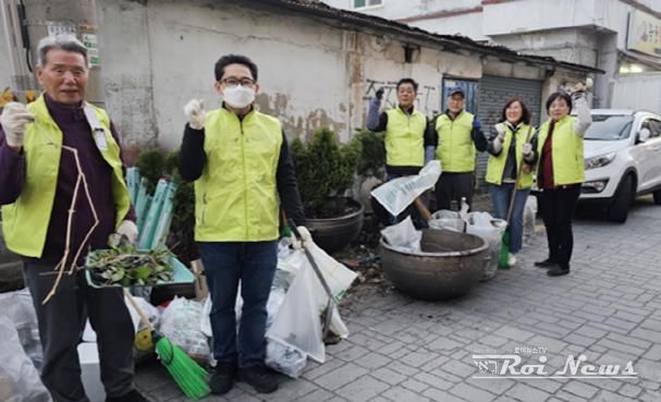 수원시 팔달구 행궁동 주민자치회, 방치 화분 정리로 쾌적한 골목길 조성!