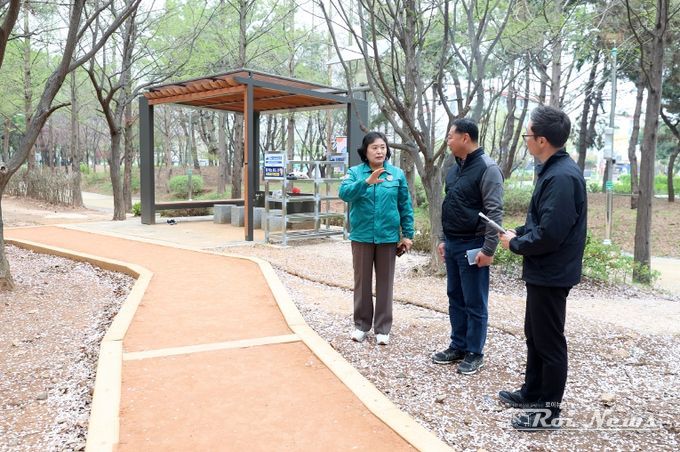 오인열 시흥시의회 의장, 정왕동 녹지 내 맨발길 조성 현장 점검