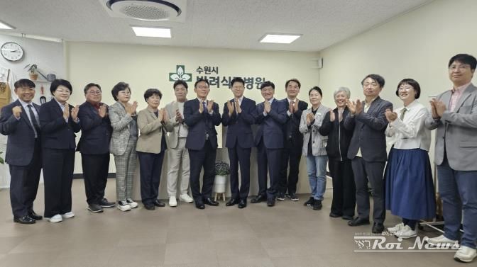 개원식 참석자들이 함께하고 있다.