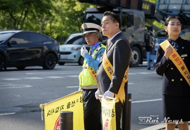 이재준 수원시장인 지난해 5월 10일 호매실동행정복지센터 앞 사거리에서 진행된 어린이 보행안전 캠페인에 참여하고 있다.