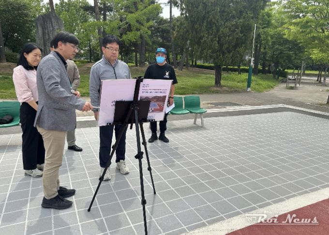 김현수 수원시 제1부시장(사진 오른쪽에서 두 번째)이 만석공원 어린이 자전거 연습장에서 수원시 관계자와 이야기를 나누고 있다.