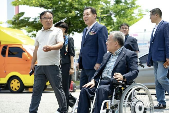 이재준 수원시장이 행사 참석자와 이야기를 나누고 있다.