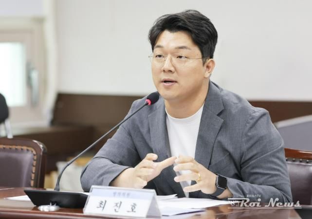 최진호 의원이 대표 발의한 ‘안산시 인공지능행정 구현에 관한 조례안’이 19일 소관 상임위원회인 기획행정위원회에서 원안으로 가결됐다. 사진은 지난 4일 의회 제2상임위원실에서 열린 제297회 제1차 정례회 기획행정위원회에서 최진호 의원이 발언하는 모습.