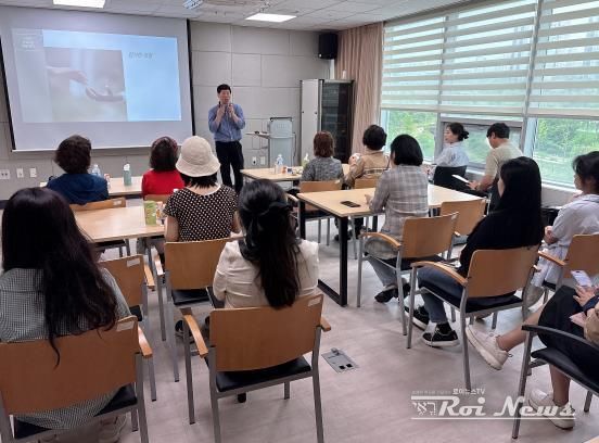 전지훈 동료 지원 활동가가 26일 화성시자살예방센터에서 자살 유족 전문가 교육을 하고 있다.