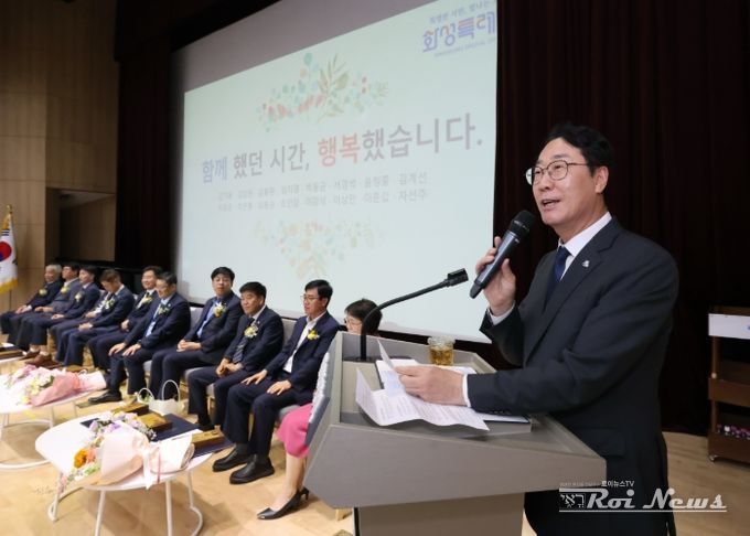 정명근 화성특례시장이 27일 시청 대강당에서 열린 ‘2025년 상반기 공직자 퇴임식’에서 퇴임 공무원들에게 감사의 인사를 전하고 있다