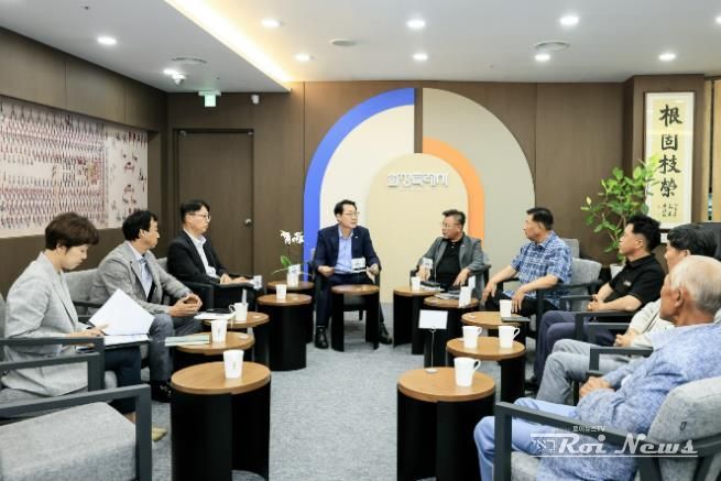 정명근 화성특례시장이 제2대 농어업회의소 임원진들과 간담회를 진행하고 있다