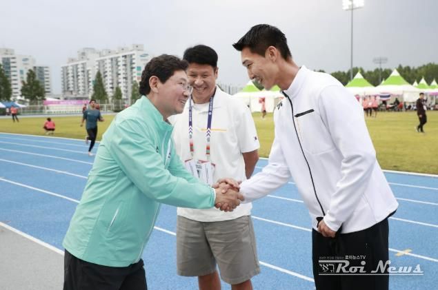 이상일 시장이 지난 5월 29일 구미에서 열린 '아시아육상경기선수권대회'를 찾아 우상혁 선수를 격려하는 모습