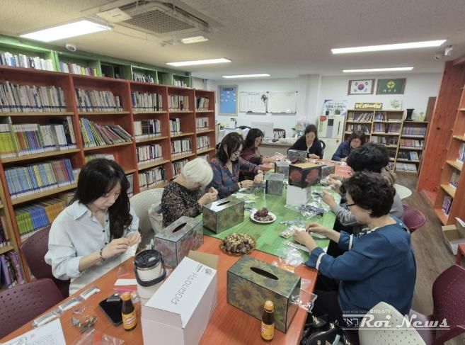 수원시 팔달구 우만2동 새마을문고회, 지역주민과 함께하는 '비즈 티슈케이스 만들기' 진행