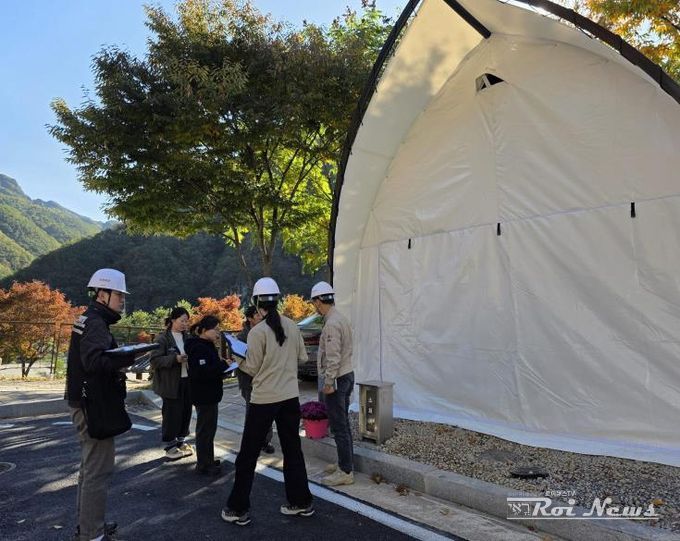 수원시 관계자들이 청량산 수원캠핑장에서 위험성 평가를 하고 있다.