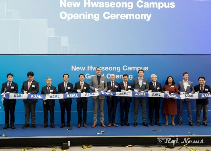 12일 ASML 화성뉴캠퍼스 준공식에서 주요 내빈들이 테이프 커팅을 하고 있다