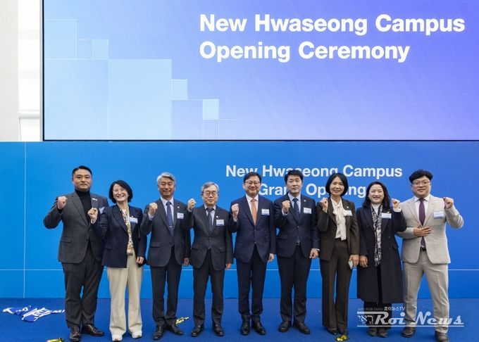 준공식에 참석한 화성특례시의원 기념 사진