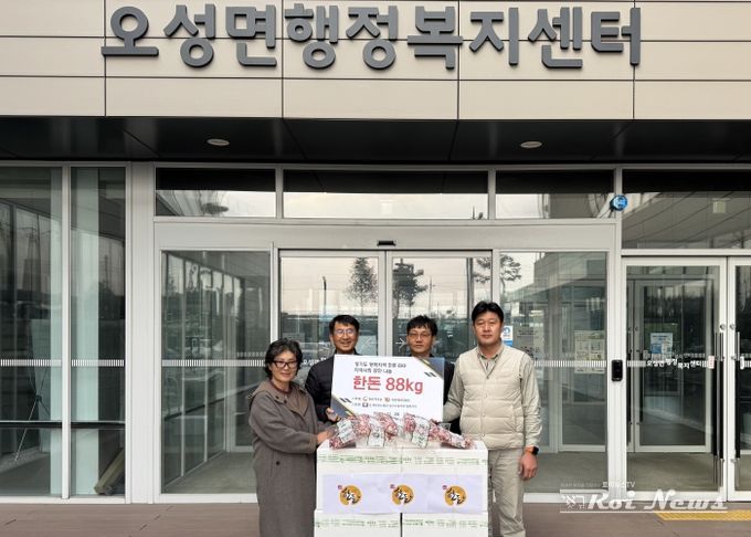 왼쪽부터 해림농장 최인희 사장, 강성식 오성면장 / 대한한돈협회 평택지부 조양연 부지부장, 박성철 이사