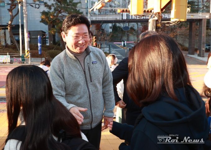 이상일 용인특례시장은 28일 상현초 교통지도 봉사에 참여해 통학로 안전을 점검했다