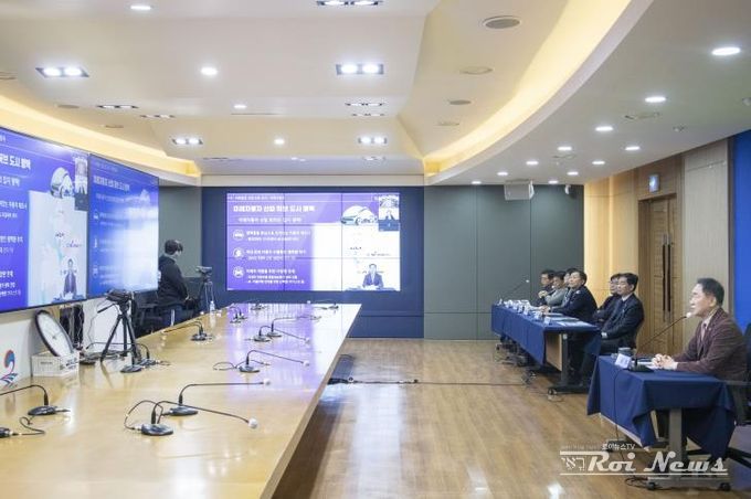 KAIST 전체 학과장 회의에 원격으로 참석한 정장선 시장이 평택시 주요 현안을 설명하고 있다.