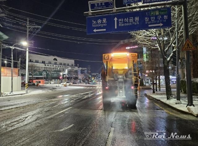 수원시가 4일 저녁 제설작업을 하고 있다.