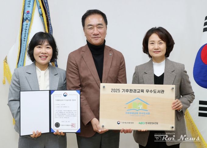 왼쪽부터 평택시 유현미 배다리도서관장, 정장선 시장, 장일현 교육국장