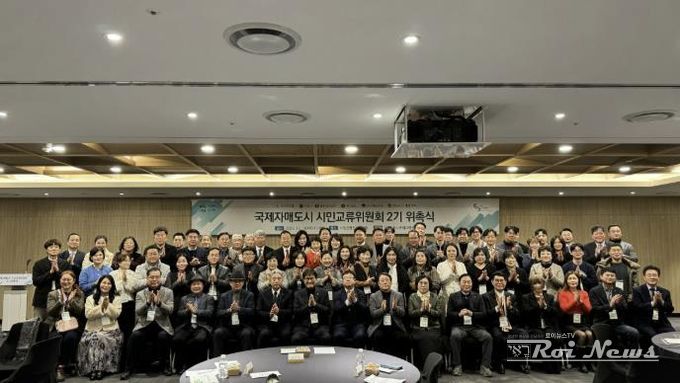 김현수 수원특례시 제1부시장과 국제자매도시 시민교류위원회 2기 위원들이 기념촬영을 하고 있다.