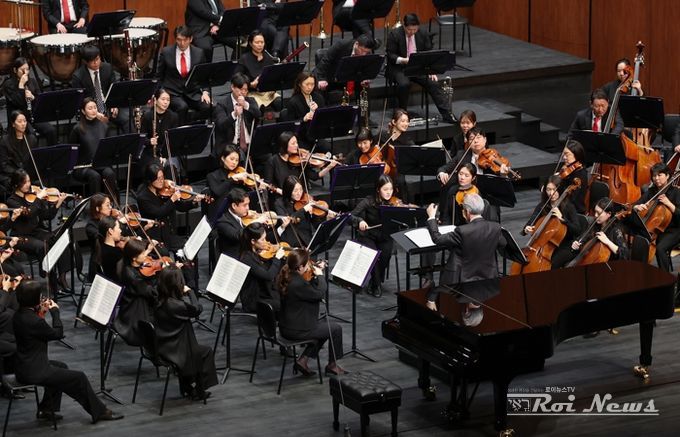 금난새 지휘자가 성남시립교향악단을 지휘하고 있다.