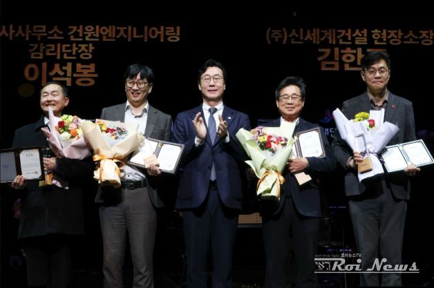 정명근 화성특례시장이 화성예술의 전당 개관기념 제야 콘서트에서 유공자들에게 특별 공로패 및 감사패를 전라하고 기념촬영을 하고 있다.