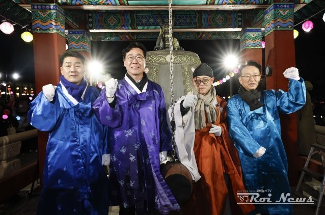 정명근 화성특례시장이 성효스님(용주사 주지), 배정수 화성특례시의회의장, 권칠승 국회의원과 함께 기념촬영을 하고 있다.