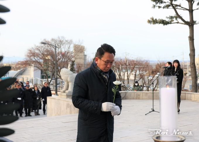 신년 현충탑 헌화하는 평택시의회 강정구 의장