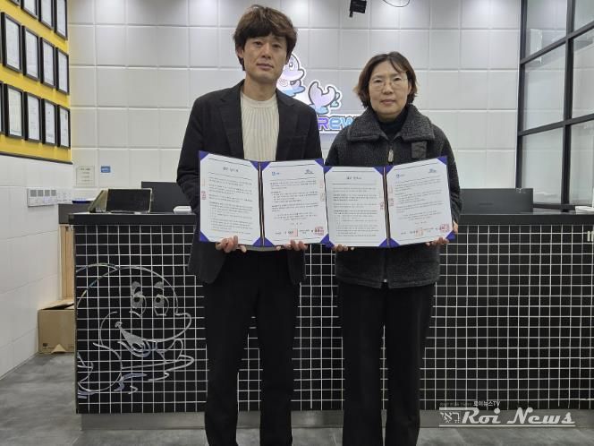 수원시‧마린크루 수원센터 관계자가 협약식 후 기념촬영을 하고 있다.