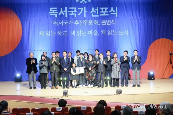 이재준 시장(왼쪽 3번째) 등 선언문 낭독자들이 함께하고 있다.