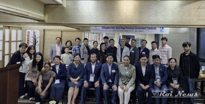 수원마을 출신 우수 졸업생과 국제교류센터 관계자들이 기념사진을 촬영하고 있다.